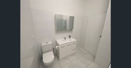 SPACIOUS HOMETTE WITH PRIVATE COURTYARD, IN A WONDERFUL LOCATION! - Photo 4