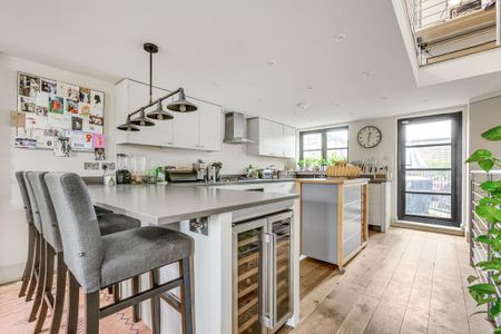 2 bedroom mews to rent - Photo 3