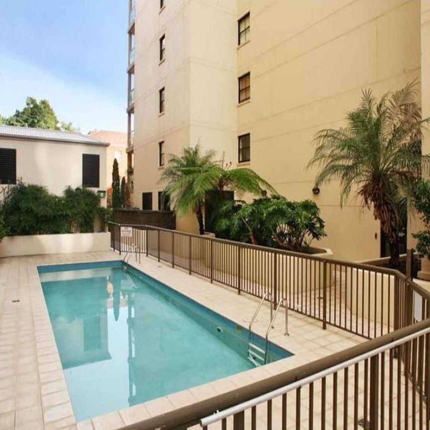 EXECUTIVE 2 BEDROOM IN GREAT LOCATION - Photo 1