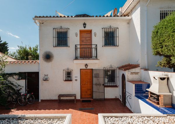 Townhouse in Costabella with sea views