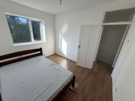 3 Bed Semi-Detached House, Greenwich, SE12 - Photo 4