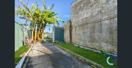 SINGLE STORY 3 BEDROOM - Photo 4