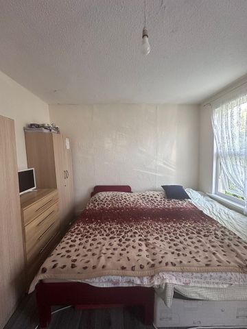 4 Bed Terraced House, Kingsdown Road, E11 - Photo 3