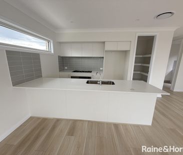 Modern Five-Bedroom Family Home - Photo 3