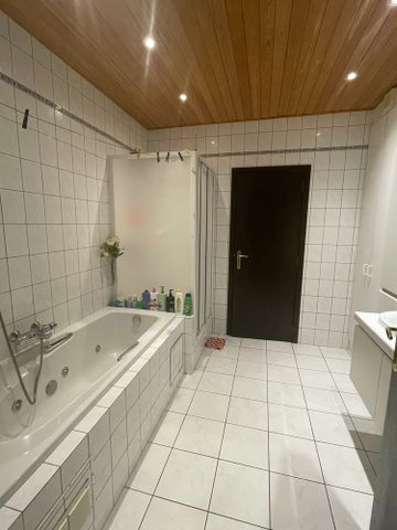 Ruim en goed gelegen appartement met 2 slaapkamers in kleine gebouw - Photo 4