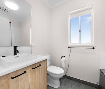 Contemporary Comfort in a Family-Friendly Neighbourhood - Photo 4