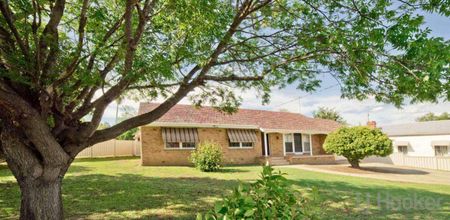 BRICK VENEER SPACIOUS HOME CLOSE TO CBD - Photo 4