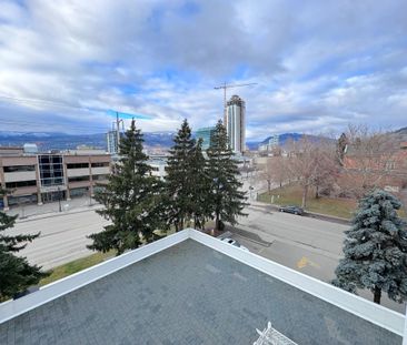 Downtown – Corner 2 bed, 1.5 bath, Executive House complex - Photo 6