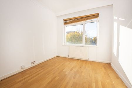 3 bedroom flat to rent - Photo 4