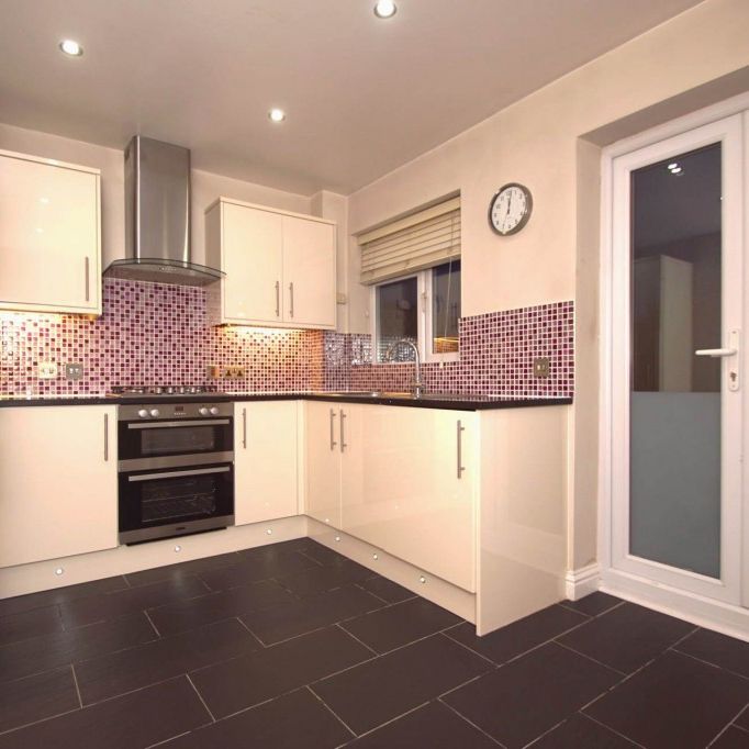 2 bed Terraced for rent - Photo 1