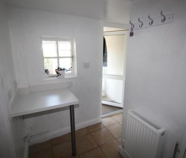 2 bedroom semi-detached house to rent - Photo 6