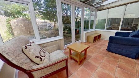 4 bedroom semi-detached house to rent - Photo 2