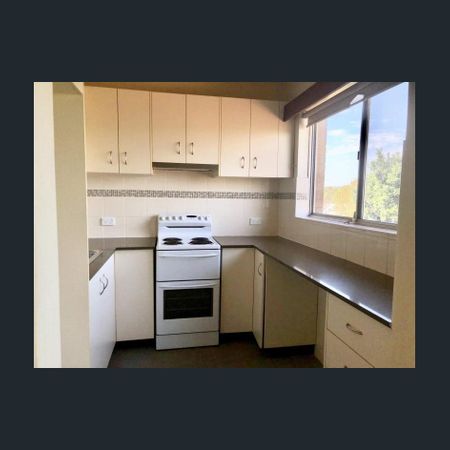 SUNNY TOP-FLOOR 1 BEDROOM WITH NORTHERLY ASPECT & DISTRICT VIEWS - Photo 3