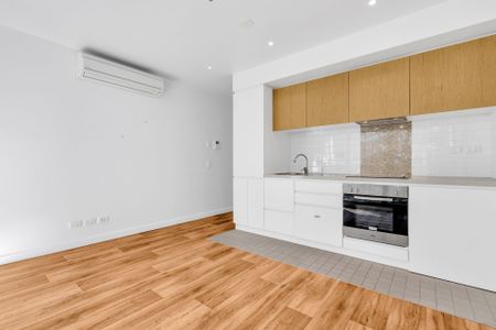 LOCATION! LOCATION! - Photo 4