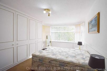 3 bedroom property to rent in London - Photo 3