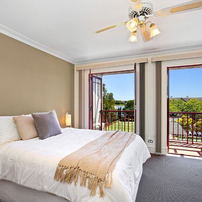 4 bedrooms townhouse in the landmark Pelican Point complex! - Photo 1