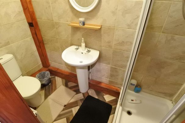 1 bedroom in a house share to rent - Photo 1