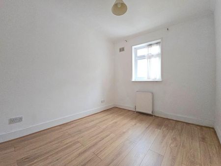 3 Bed Terraced House, Leopold Road, N18 - Photo 2