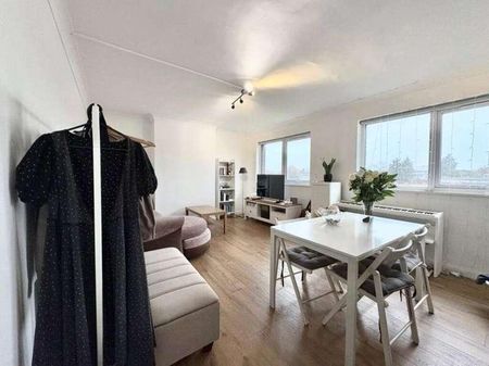 The Parade, Frimley, Camberley, Surrey, GU16 - Photo 2