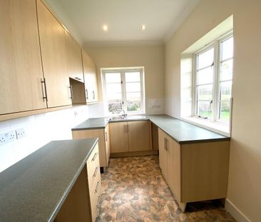 3 bedroom semi-detached bungalow to rent - Photo 3