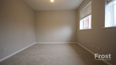 Bishops Drive, Feltham,TW14 - Photo 5