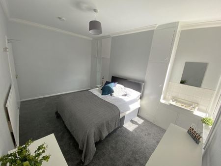 1 bedroom in a house share to rent - Photo 2