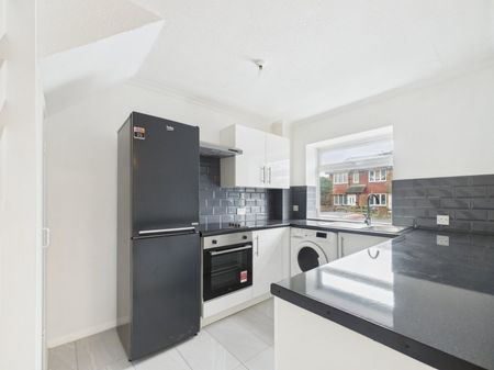 Camilla Close, Sunbury-On-Thames, Middlesex,TW16 - Photo 5