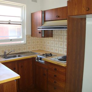 2 BEDROOM APARTMENT GREAT LOCATION - SHORT WALK TO STRATHFIELD STATION - Photo 3