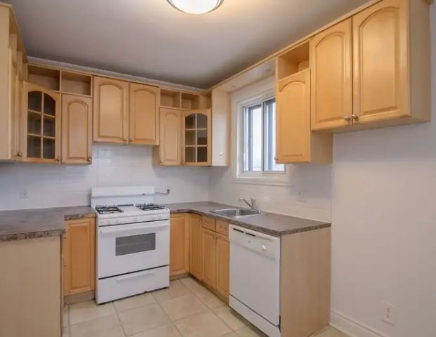 4585 Dupuis Avenue | 4585 Av. Dupuis, Montreal - Photo 1