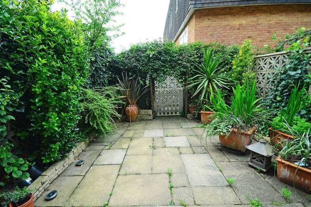 Room in a Shared House, Balmoral Close, SW15 - Photo 1