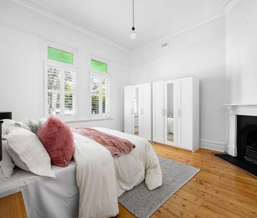 SPACIOUS AND TASTEFULLY UPDATED FAMILY HOME - Photo 6