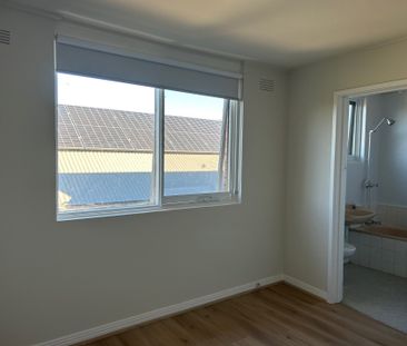 CHARMING RENOVATED APARTMENT IN THE HEART OF NORTHCOTE - Photo 6
