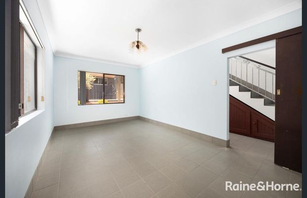 BRIGHT & SPACIOUS 4-BEDROOM HOME ON A QUIET, LEAFY STREET! - Photo 1