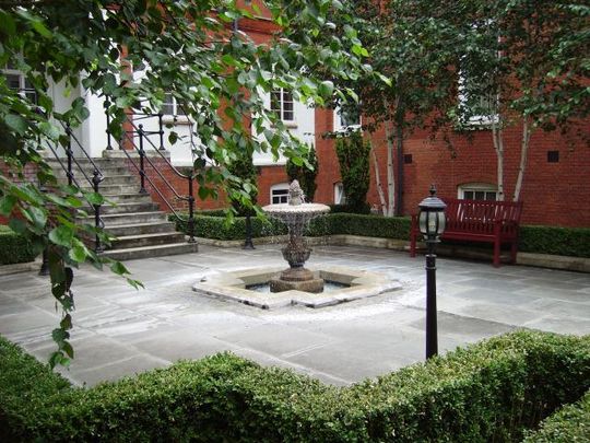 A modern single studio apartment on a charming period property in Hammersmith, London W6 - Photo 1