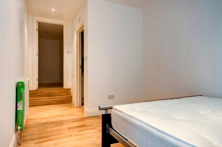 Lombard Road, SW11, London - Photo 3