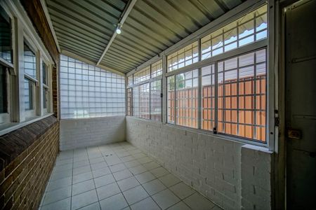 Spacious 3-Bedroom Home with Yard & Parking - Photo 3