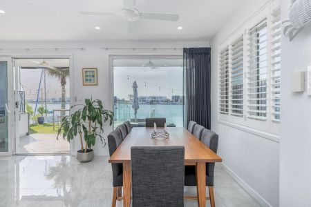 Modern Executive Waterfront Residence - Photo 2