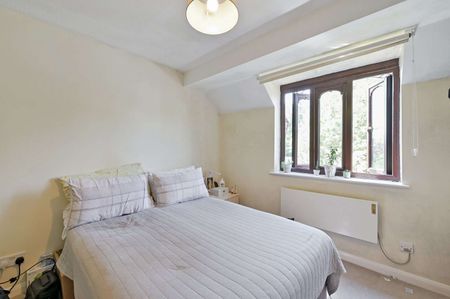 A centrally located one bedroom terraced house only 0.4 miles from the High Street - Photo 2