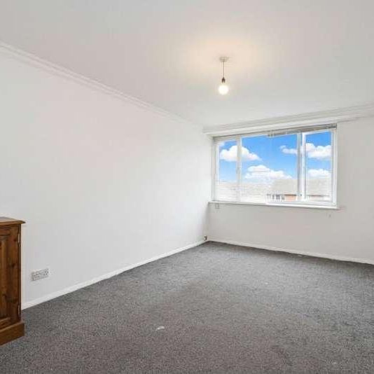 Pettits Lane North, Romford, RM1 - Photo 1