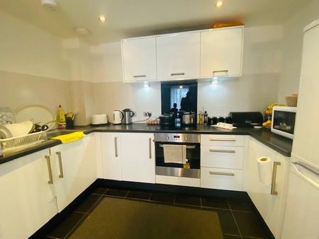 2 bedroom flat to rent - Photo 2