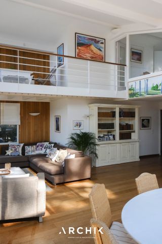 Architecture des années 80, cette maison de 280 m2 est bâtie sur un terrain arboré de 2 200 m2 en première ligne, au coeur du quartier Haïtza du Pyla avec son perré privatif et son accès direct à la plage. à l'emplacement privilégié se retrouve en retrait de la route nichée sous les pins. - Photo 4