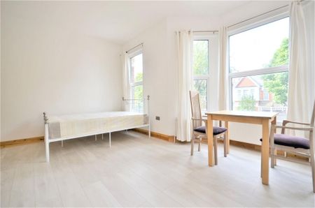 1 bedroom in a house share to rent - Photo 2