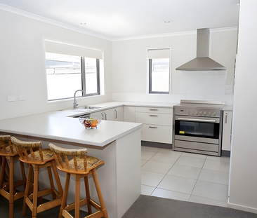 Beautiful 4 Bedroom, 3 Bathroom Home - Photo 1