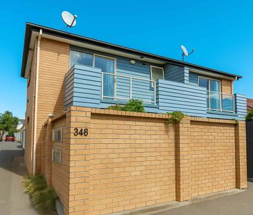 Sunny Townhouse in Prime Central Location - Photo 3