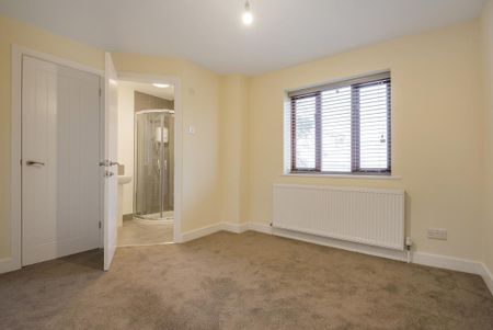 3 bedroom end of terrace house to rent - Photo 3