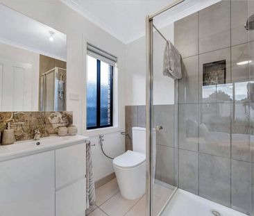 Beautifully Maintained Family Home in Prime Cranbourne East Location! - Photo 1