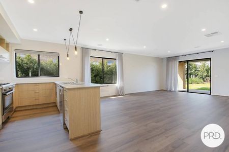 LOVELY FOUR BEDROOM HOME! - Photo 3