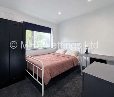 4 Bedroom Mid Terraced House for rent in Park View Road - Photo 2