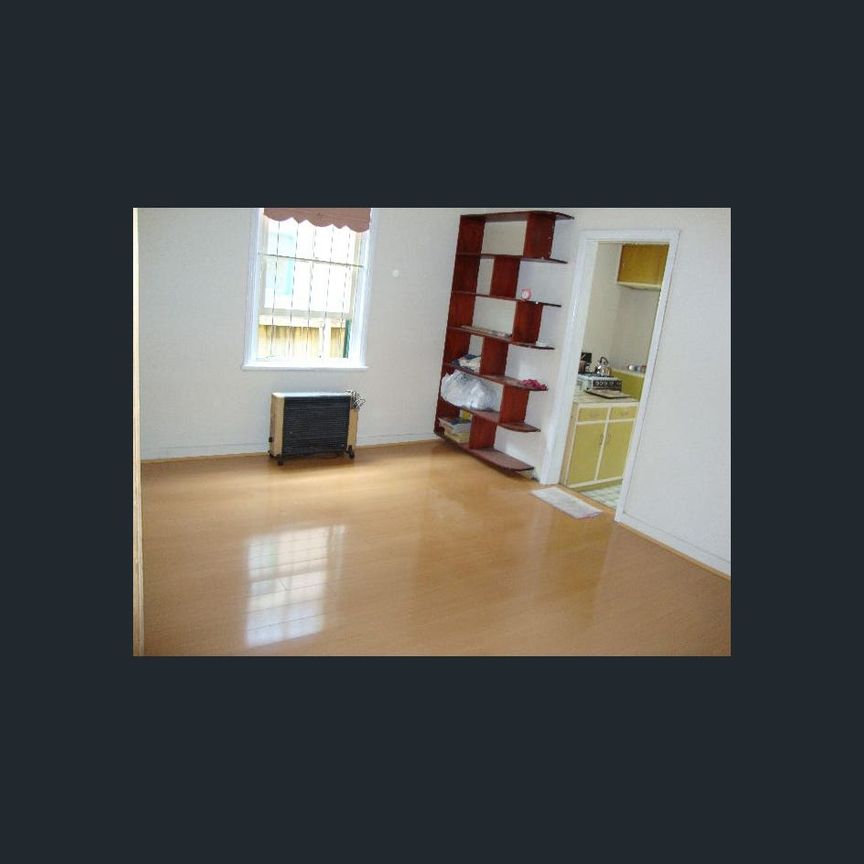 LARGE 3 BEDROOM HOUSE - Photo 1