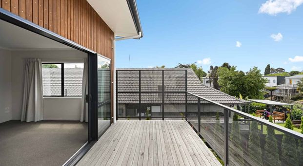 Stunning Two Bedroom in Sought After Hamilton East - Photo 1